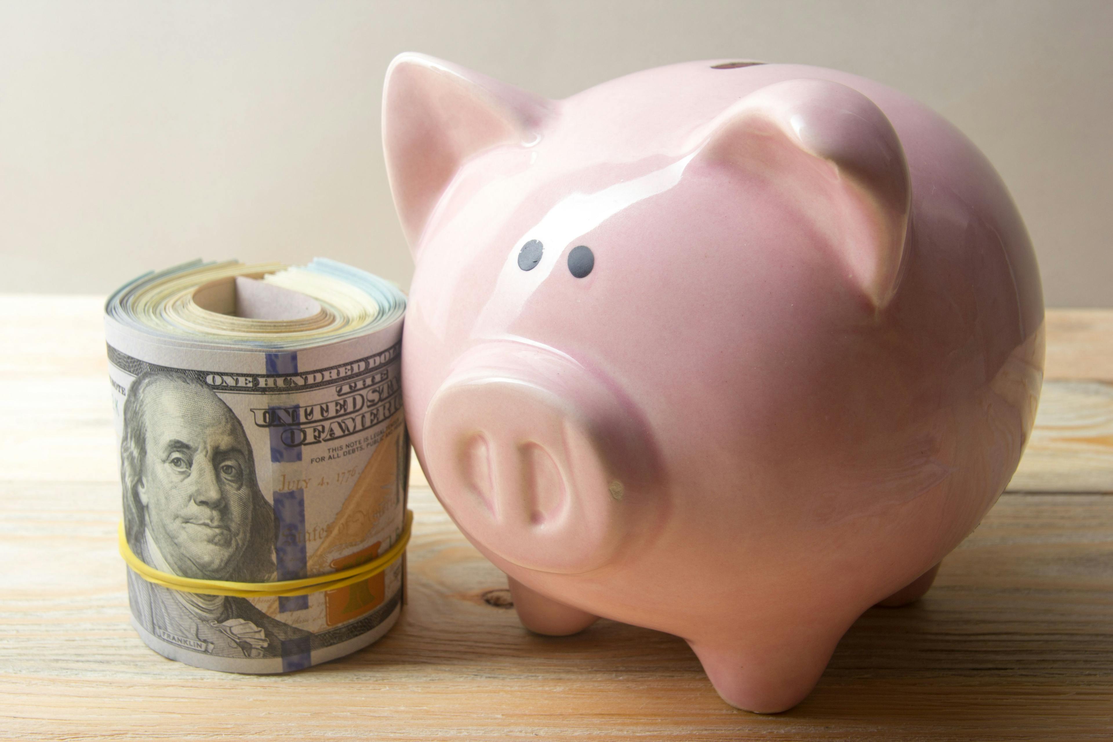 piggy bank cash | © Roman Motizov - stock.adobe.com