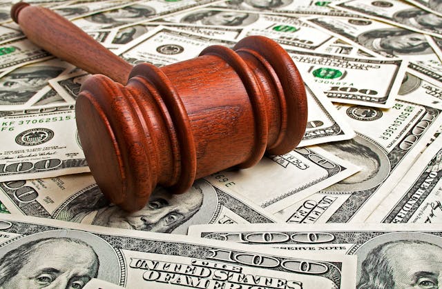 gavel cash | © domnitsky - stock.adobe.com