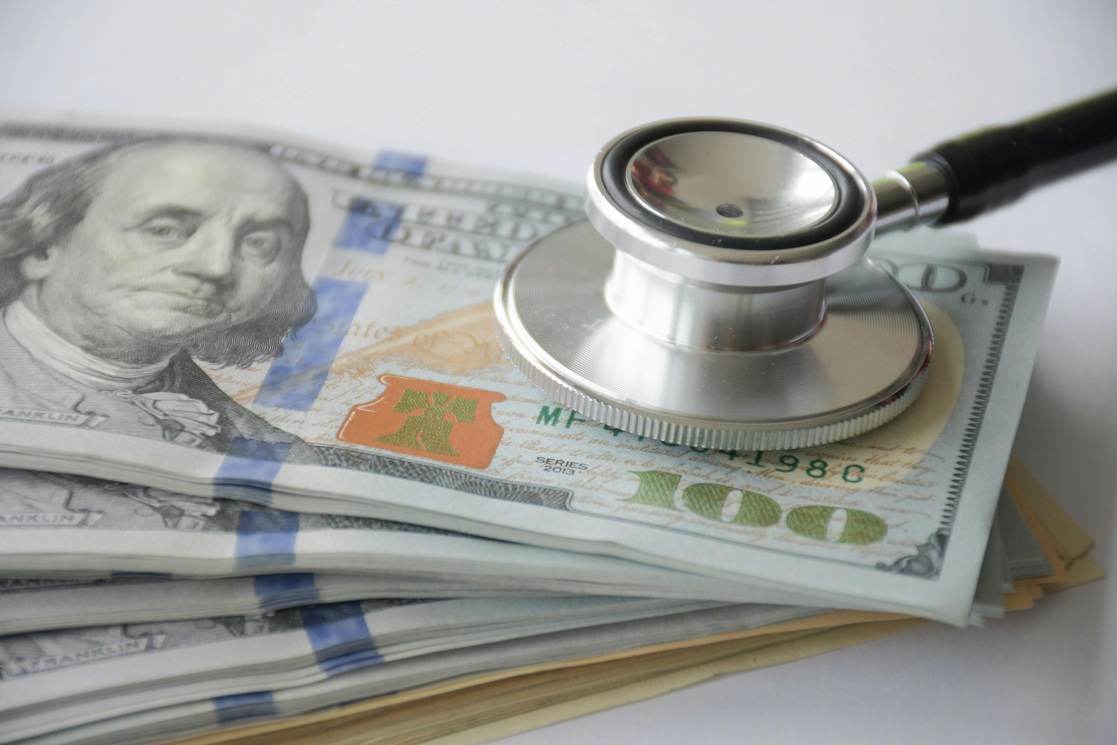 stethoscope on top of a stack of $100 bills | © BUSARA - stock.adobe.com
