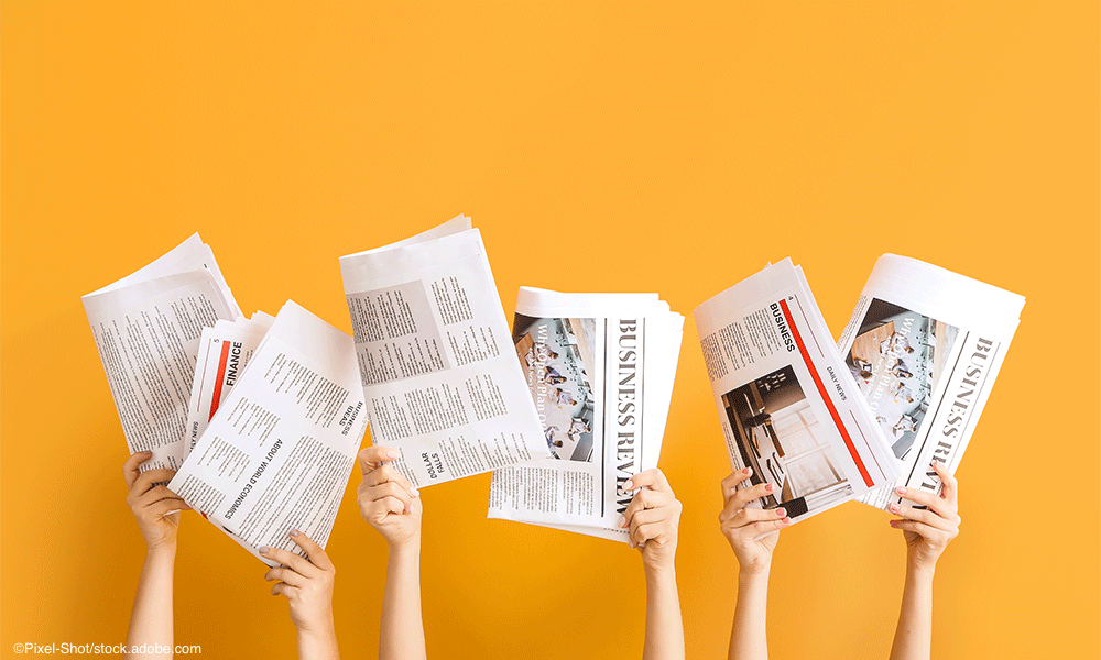 six hands holding up folded newspapers | © Pixel-Shot - stock.adobe.com